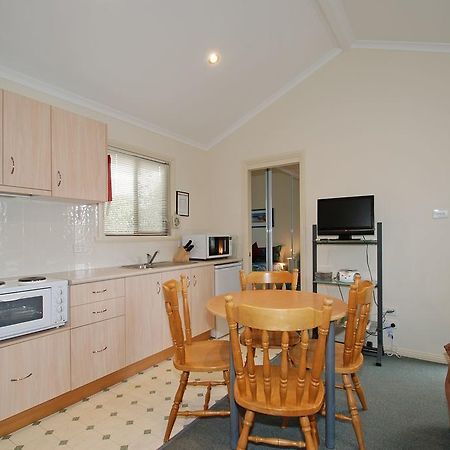 Triabunna Cabin & Caravan Park Екстер'єр фото